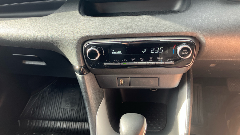 Toyota Yaris 1.5 Hybrid Design 5dr CVT Hybrid Hatchback